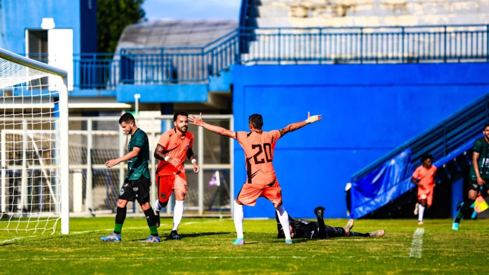 Felipe Clemente desencanta, Manauara aplica goleada no Manaus e engata quinta seguida na Série D