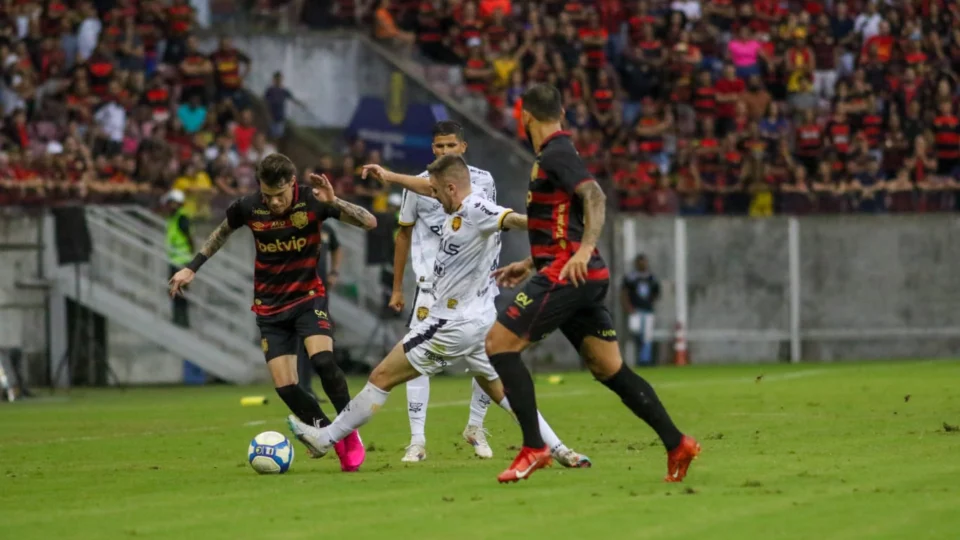 Onça leva dois gols no início do jogo, reage, mas toma o terceiro gol e sai com derrota de recife