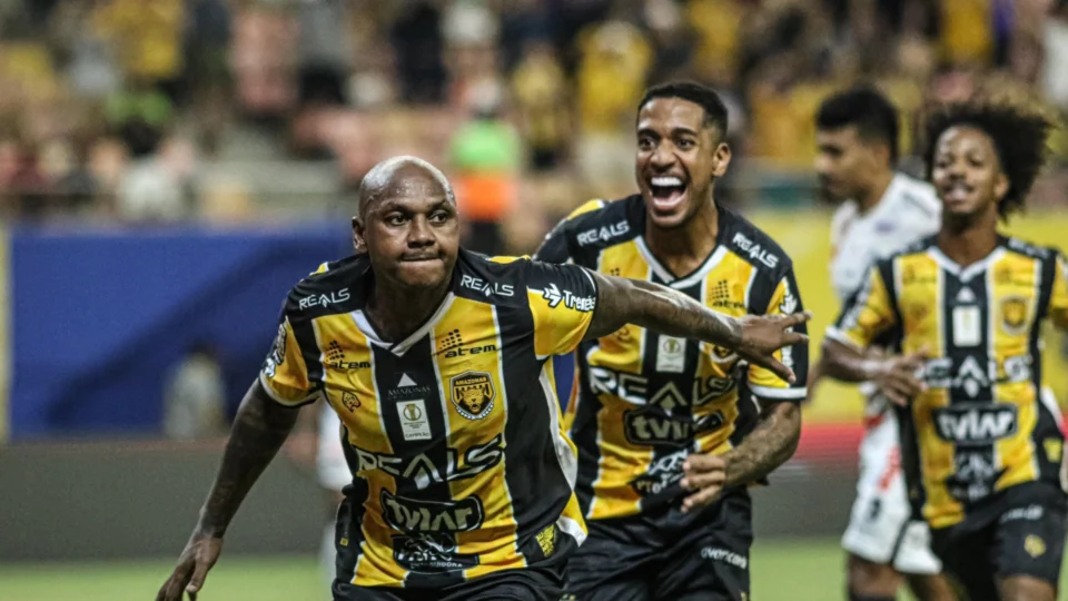 Matheus Serafim faz no último minuto e Amazonas vence o Operário (PR) na Arena da Amazõnia