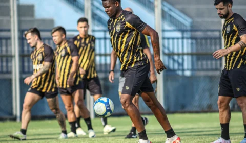 Amazonas rescinde contratos de zagueiro e atacante que praticamente não jogaram na Série B