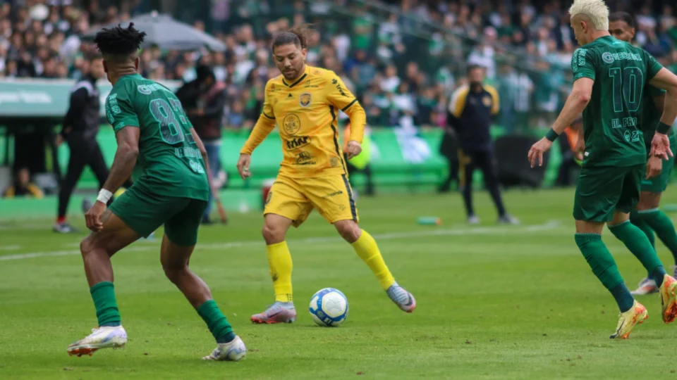 Amazonas perde para o Coritiba por 3 x 1 e cai uma posição na tabela de classificação