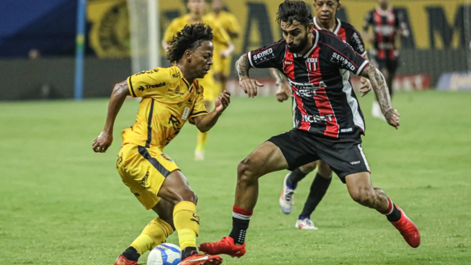 Ênio desperdiça pênalti e Amazonas cai para o Botafogo/SP na Arena da Amazônia