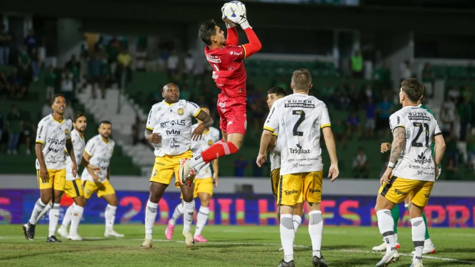 Amazonas FC decreta rebaixamento do Guarani/SP com empate sem gols