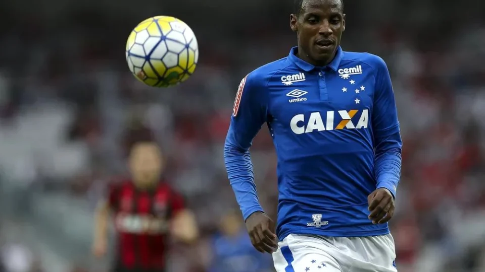 Amazonas FC anuncia  o volante Bruno Ramires