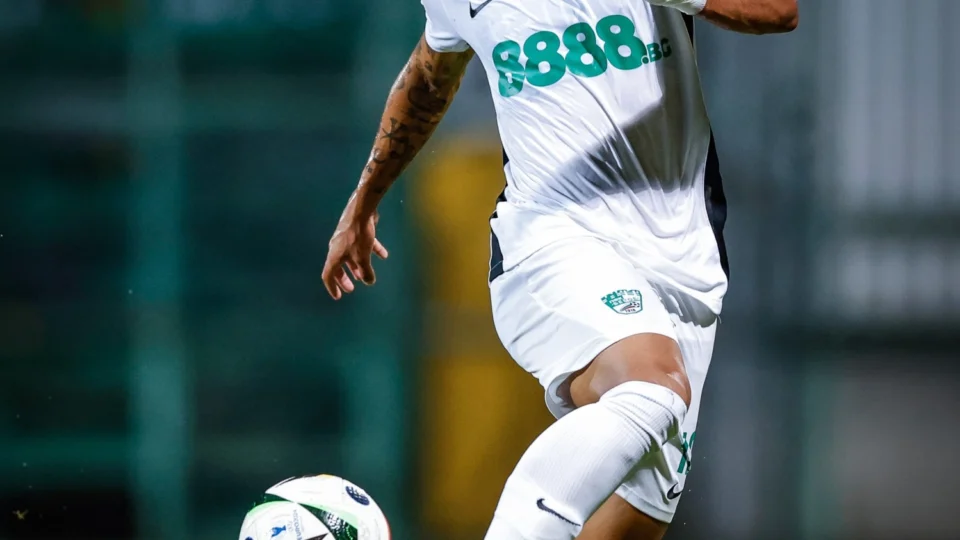 Amazonas FC anuncia atacante Vinicius Belotti,