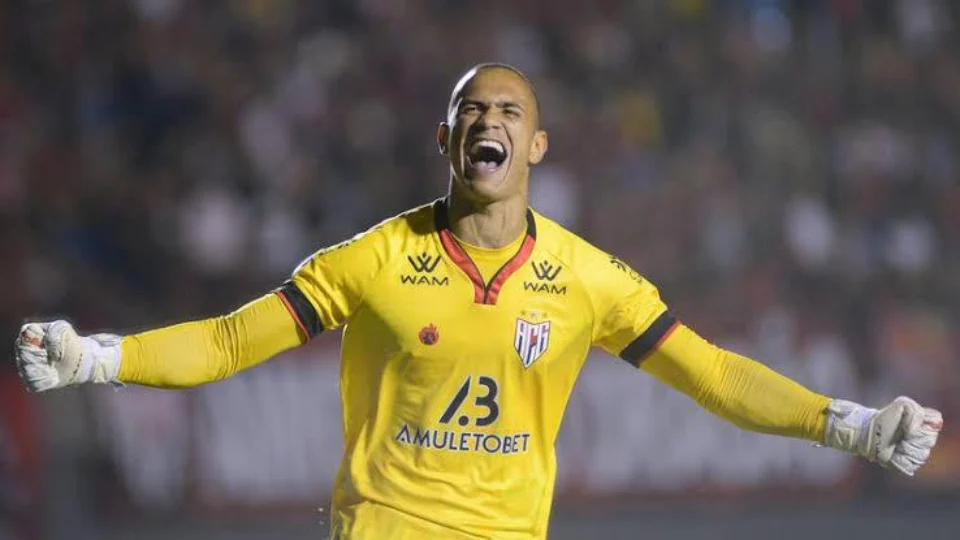 Amazonas F C oficializa chegada do goleiro Renan