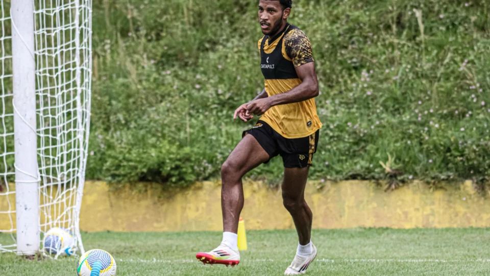 Amazonas FC anuncia contratação de lateral-direito