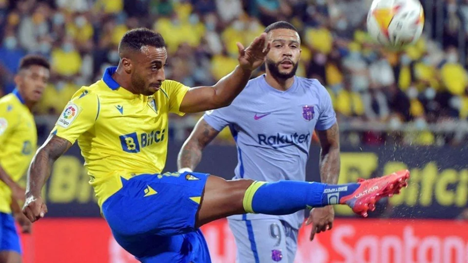 Amazonas FC anuncia chegada de Carlos Akapo, capitão de seleção africana