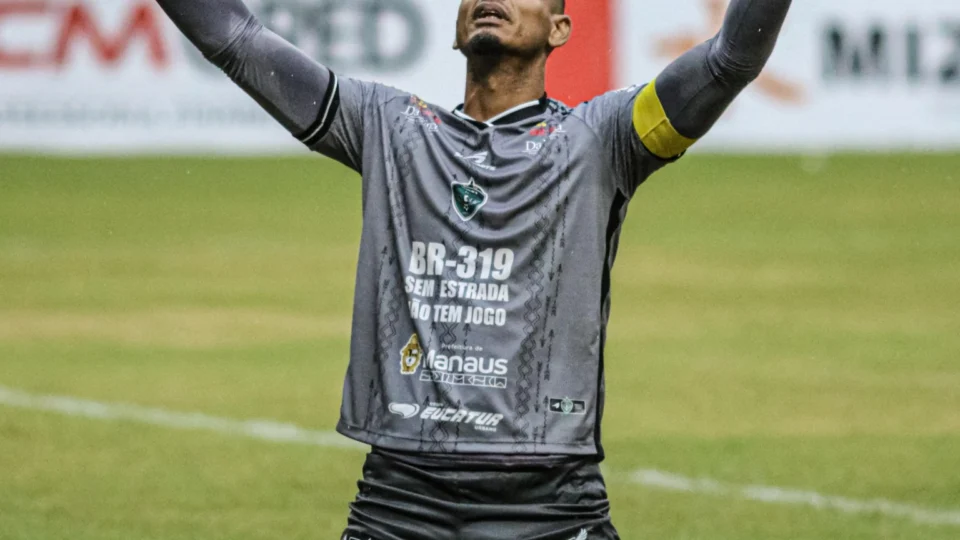 Manaus leva susto, vence o Parintins nos pênaltis e vai à final do primeiro turno