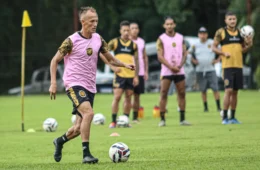 Amazonas enxuga elenco e empresta meia Diogo Carlos ao Manaus FC