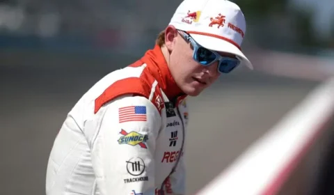 Queda inacreditável em meio à comemoração: piloto quebra clavícula