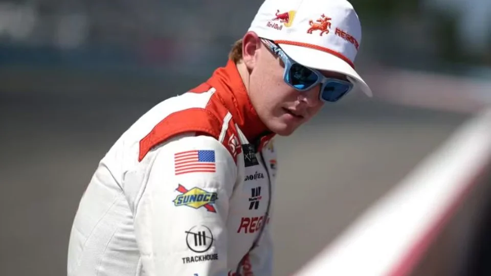 Queda inacreditável em meio à comemoração: piloto quebra clavícula