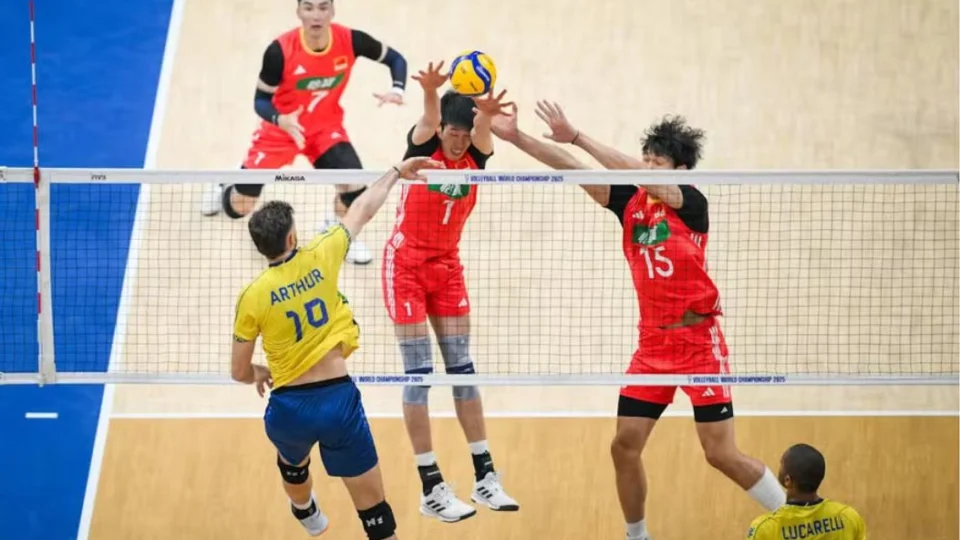Brasil vence China no masculino de vôlei de virada.