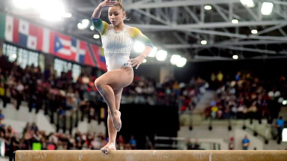 Flávia Saraiva conquista ouro na trave em copa da Hungria.