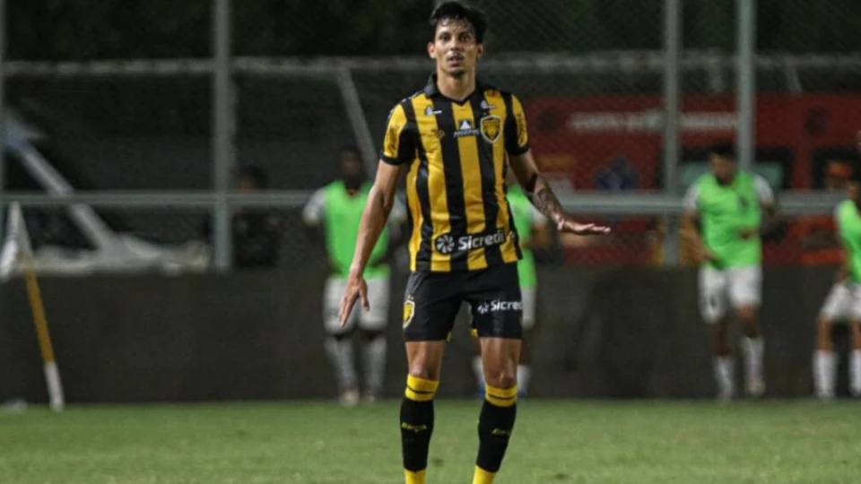 Amazonas FC: Iverton Sofre Lesão Grave e Desfalca a Equipe por Longo Período