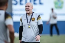 Amazonas demite técnico Márcio Zanardi após derrota e vê permanência na Série B mais distante