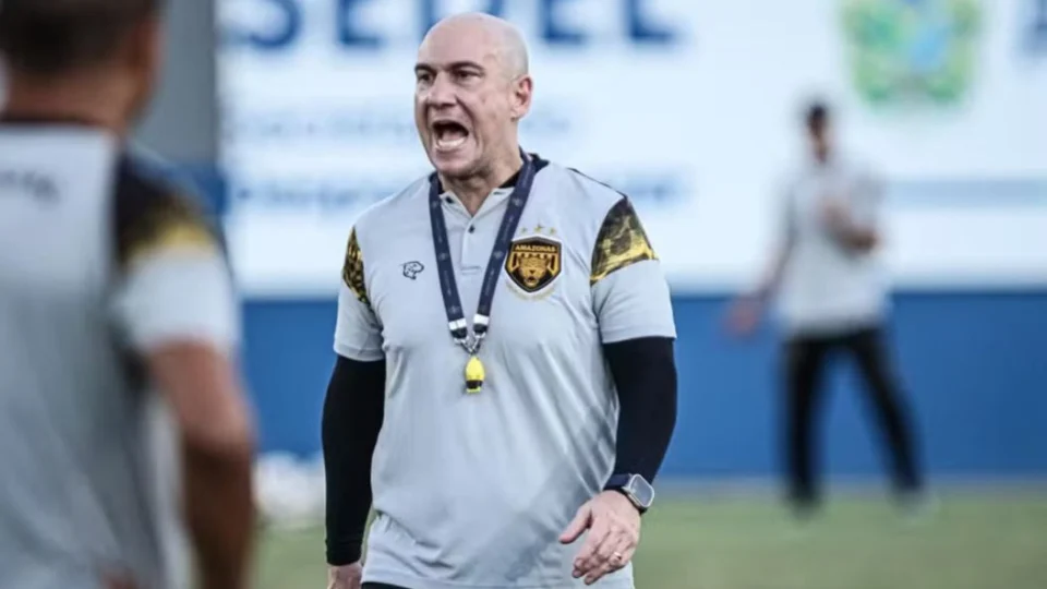 Amazonas demite técnico Márcio Zanardi após derrota e vê permanência na Série B mais distante