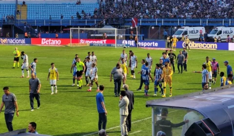 Avaí vence Remo por 3 a 1 em jogo marcado por confusão, invasões e seis expulsões na Ressacada