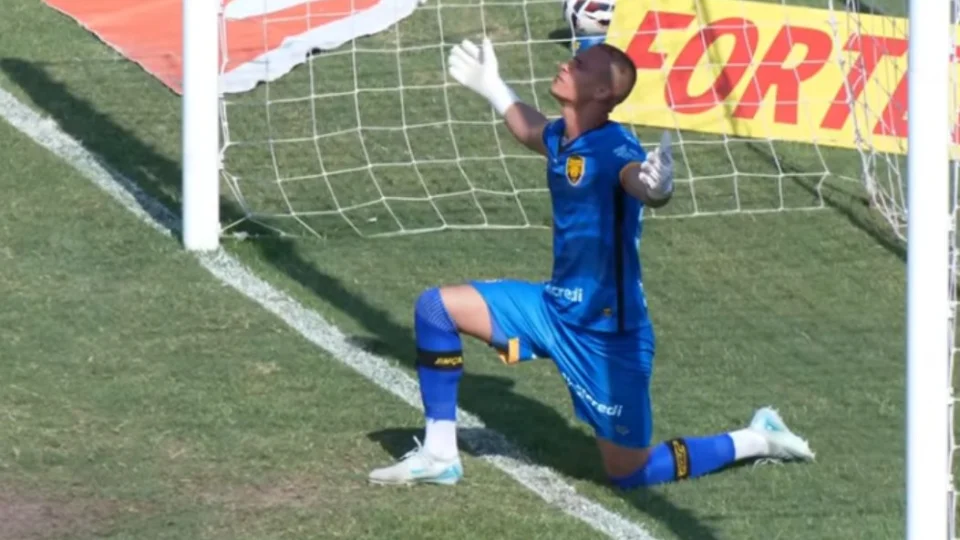 Amazonas bate Cuiabá por 2 x 0 na estreia do técnico Aderbal Lana.