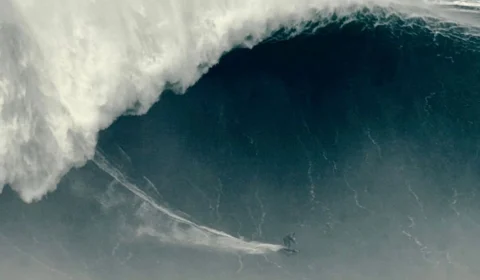 Rodrigo Koxa surfa onda histórica em Nazaré e pode quebrar novo recorde mundial