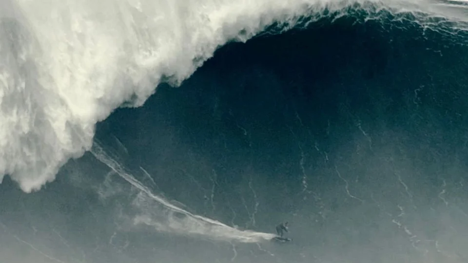 Rodrigo Koxa surfa onda histórica em Nazaré e pode quebrar novo recorde mundial