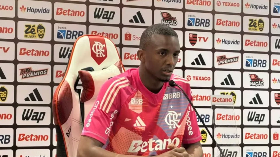 Flamengo apresenta o goleiro Andrew como reforço para a temporada