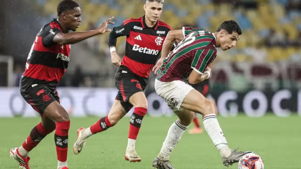 Fluminense supera Flamengo em clássico diluviano no Maracanã e complica rival no Carioca