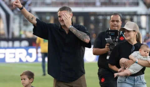Vegetti se despede da torcida do Vasco em noite de emoção em São Januário