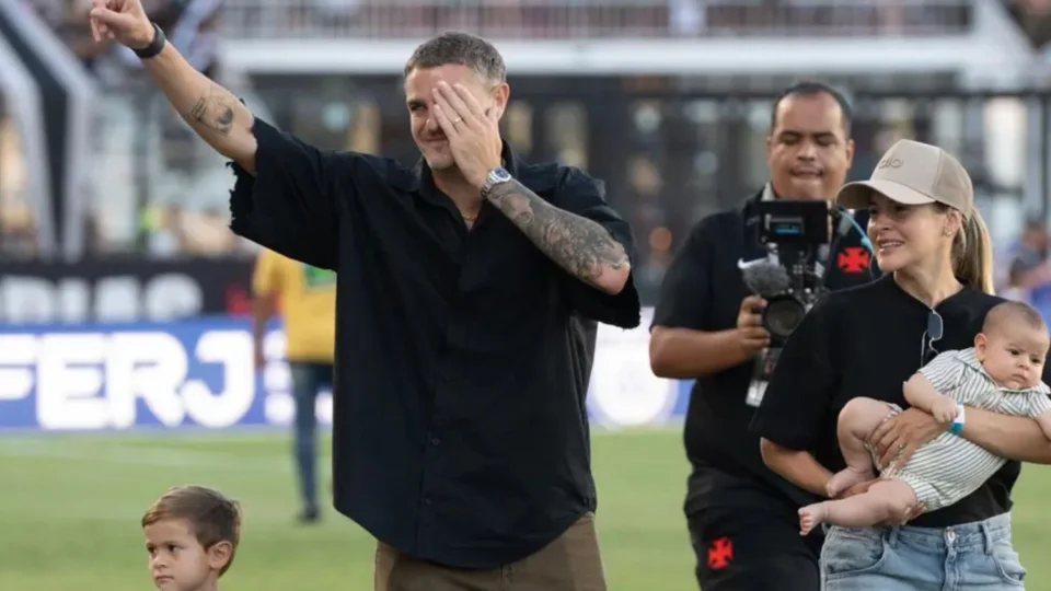 Vegetti se despede da torcida do Vasco em noite de emoção em São Januário