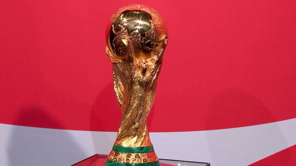 Tour da Taça da Copa emociona fãs no Brasil e reforça sonho do hexa