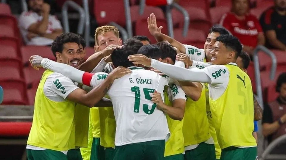 Palmeiras domina o Beira-Rio, vence o Internacional e assume a liderança isolada do Brasileirão