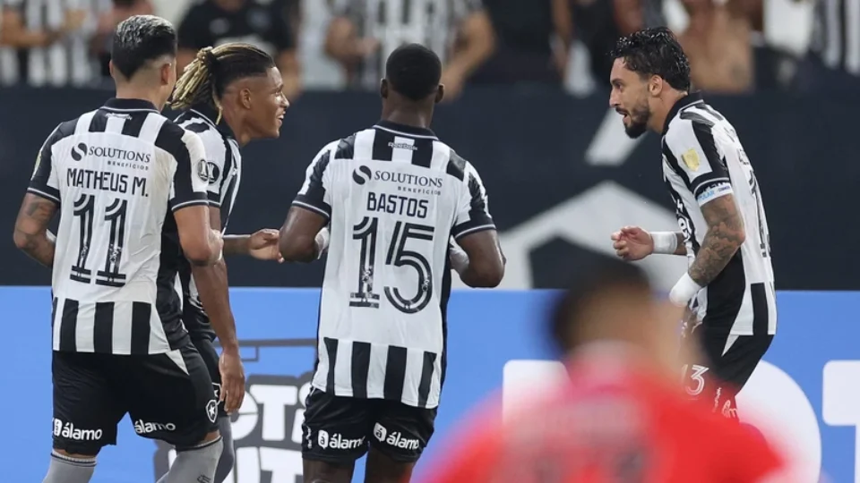 Botafogo supera susto boliviano e garante vaga na próxima fase da Libertadores ao vencer por 2 a 0