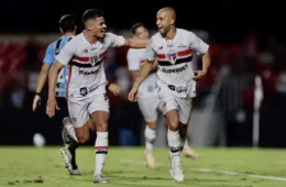 São Paulo domina o Grêmio, vence por 2 a 0 e assume a liderança do Brasileirão