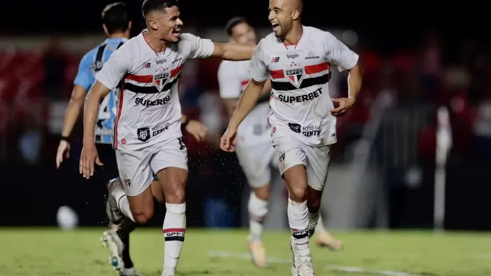 São Paulo domina o Grêmio, vence por 2 a 0 e assume a liderança do Brasileirão