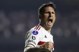 São Paulo vence a Chapecoense por 2 a 0 em noite chuvosa no Canindé.