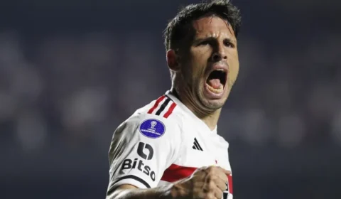 São Paulo vence a Chapecoense por 2 a 0 em noite chuvosa no Canindé.