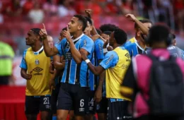 Grêmio conquista título do Campeonato Gaúcho ao empatar com Internacional por 1 a 1 em jogo de volta