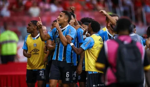 Grêmio conquista título do Campeonato Gaúcho ao empatar com Internacional por 1 a 1 em jogo de volta
