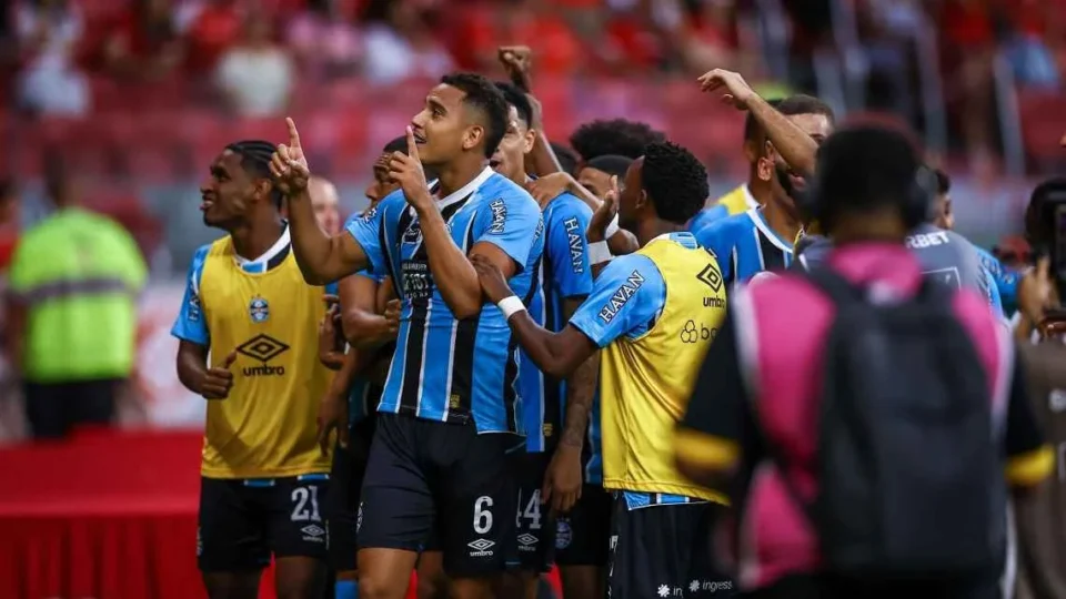 Grêmio conquista título do Campeonato Gaúcho ao empatar com Internacional por 1 a 1 em jogo de volta