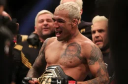 Charles do Bronx domina Max Holloway e conquista o cinturão BMF no UFC 326