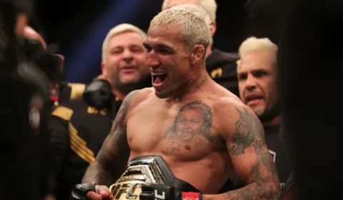 Charles do Bronx domina Max Holloway e conquista o cinturão BMF no UFC 326