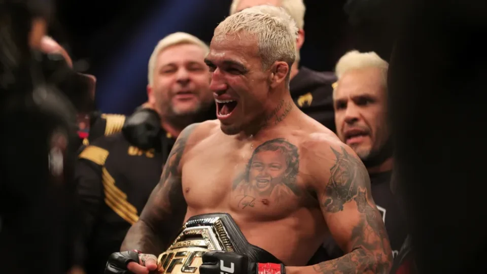 Charles do Bronx domina Max Holloway e conquista o cinturão BMF no UFC 326