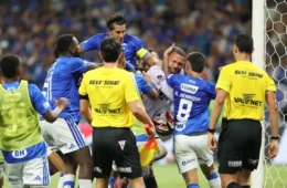 Briga histórica termina com 23 expulsões em Cruzeiro x Atlético-MG