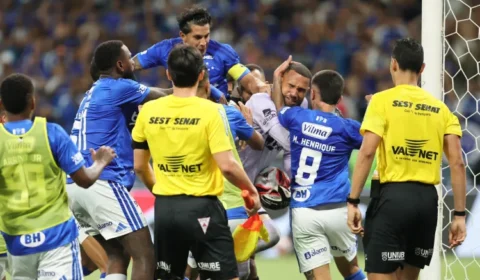 Briga histórica termina com 23 expulsões em Cruzeiro x Atlético-MG