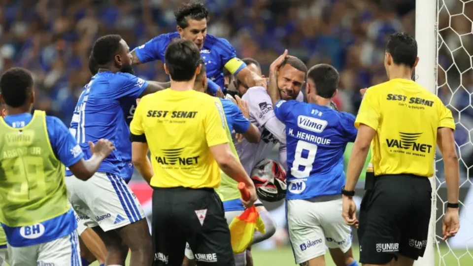 Briga histórica termina com 23 expulsões em Cruzeiro x Atlético-MG