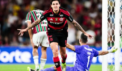 Pedro brilha em clássico, marca duas vezes e entra ainda mais para a história do Flamengo
