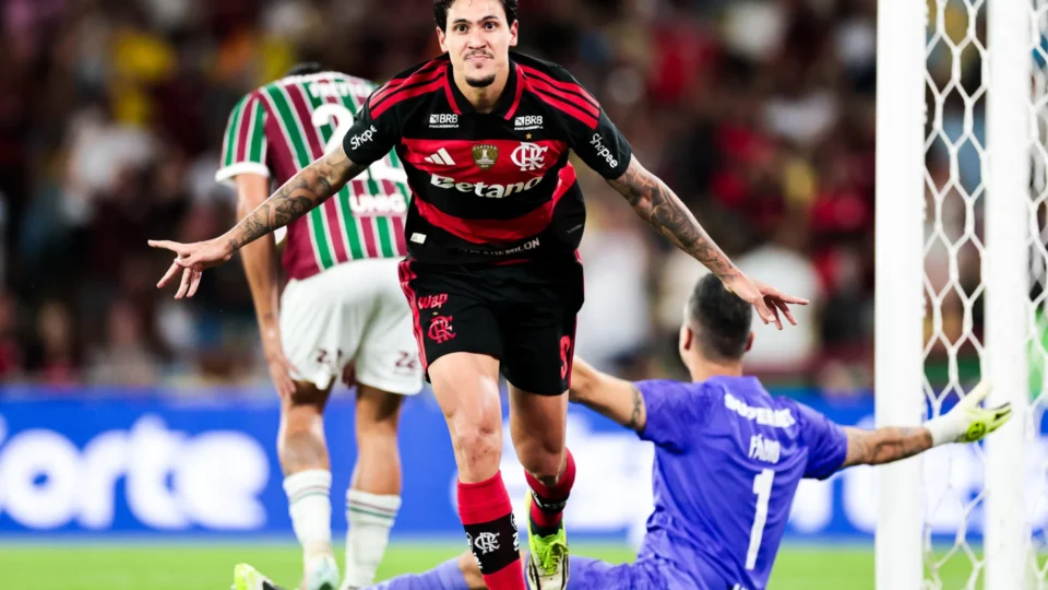 Pedro brilha em clássico, marca duas vezes e entra ainda mais para a história do Flamengo