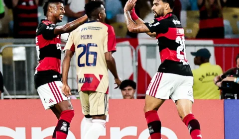 Flamengo confirma favoritismo e atropela Independiente Medellín no Maracanã