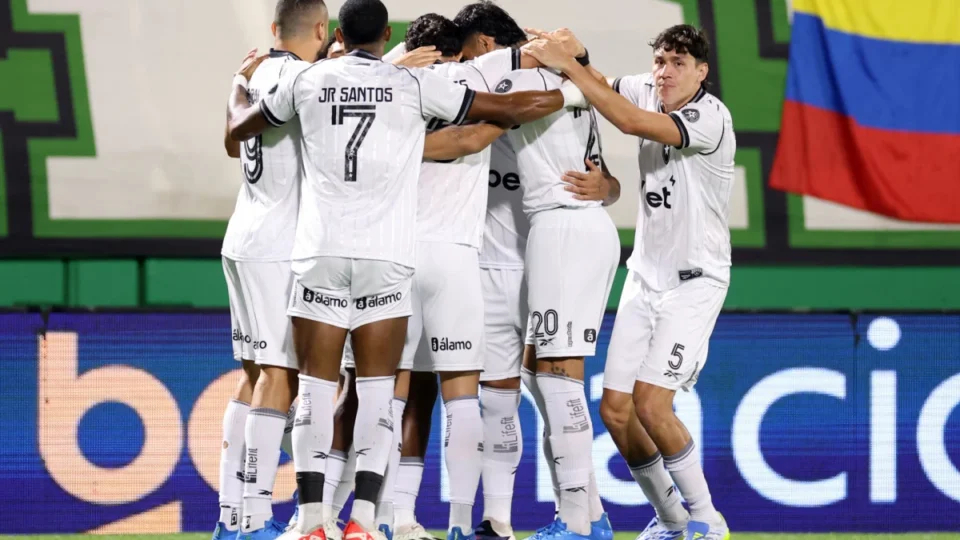Botafogo atropela a Chapecoense fora de casa e embala no Brasileirão