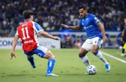 Cruzeiro vacila nos acréscimos, perde no Mineirão e é vaiado pela torcida
